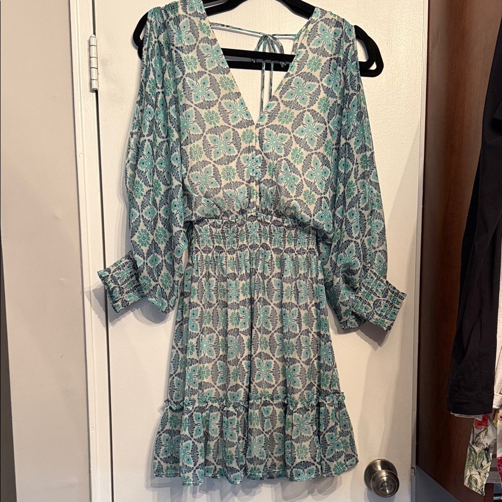 Elegant Floral Patterned Dress in Blue and Gray